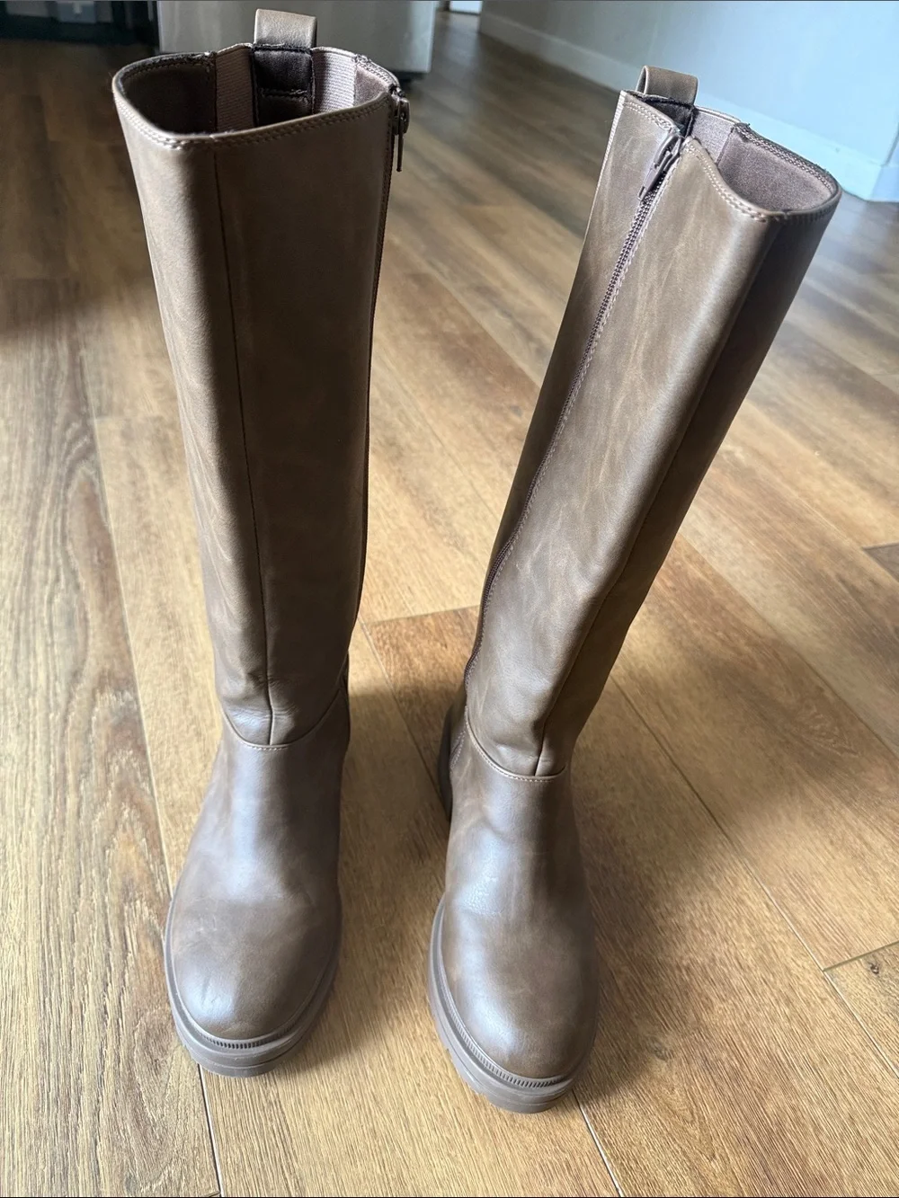 Rocket Dog Women's Tall Brown Riding Boots - Classic Knee-High Style. Size 9.5